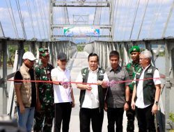 Pj Gubernur Riau Didampingi Pj Bupati Kampar, Resmikan Jembatan Gantung Sipungguk-Salo