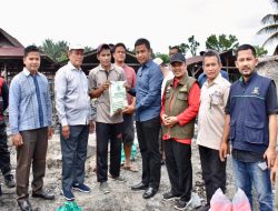 Tanggap Peduli Bencana, Pj Sekda Kampar Langsung serahkan Bantuan Kebakaran