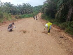 Anggota Satgas TMMD bersama Petugas PUPR Lakukan Uji Standarisasi Ketebalan Jalan