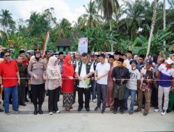 Pj Bupati Kampar Bersama Sekda Riau Resmikan Jembatan Penghubung Dua Desa