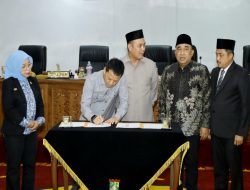 Pj Bupati Kampar Hambali Tandatangani dan Sampaikan Pidato KUA PPAS  APBD Perubahan tahun 2024