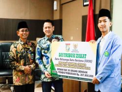 Pj Bupati Kampar Serahkan Beasiswa Prestasi dan Produktif dari Baznas Kampar