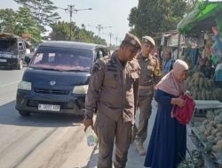 Satpol PP Kampar, Tertibkan Pedagang Nenas di Atas Trotoar Rimbo Panjang