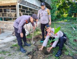 Kapolsek Siak Hulu Tanam Pohon, Investasi Jangka Panjang untuk Bumi dan Generasi Mendatang