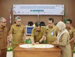 Pemda Kampar dan Lintas Sektor Tanda Tangan Komitmen Program Prioritas  Nasional Keamanan Pangan