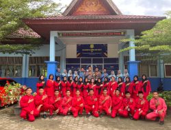 Satlantas Polres Kampar Edukasi Siswa SMA N 2 Kampar Kiri Tengah  Tertib Berlalu Lintas,  Bagikan Helm SNI