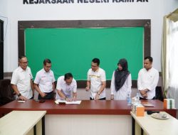 Plh Sekda Kampar Lakukan Penandatanganan Berita Acara Penyelamatan Aset Daerah di Kejari Kampar