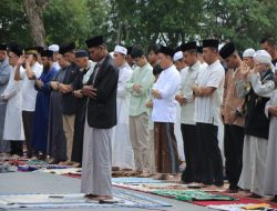 Bupati Kampar Laksanakan Shalat Idul Adha 1446 H Di Lapangan Pelajar