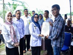 Wabup Kampar Serahkan 517 Sertifikat di Desa Siabu