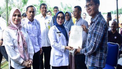Wabup Kampar Serahkan 517 Sertifikat di Desa Siabu