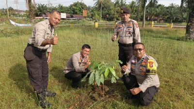 Polsek XIII Koto Kampar Tanam Pohon: Wujudkan Lingkungan Hijau, Lestarikan Bumi untuk Generasi Mendatang