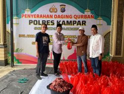 Kapolres Kampar Tebar Keberkahan Idul Adha: Bagikan Daging Kurban, Jalin Silaturahmi