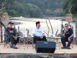 Dialog Lingkungan Hidup UAS dan Rocky Gerung di Tanjung Belit