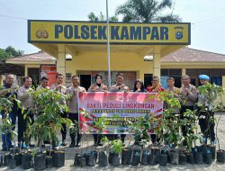 Menjelang Hari Bhayangkara ke-79: Polsek Kampar Lestarikan Lingkungan dengan Penanaman 50 Bibit Pohon Unggul!