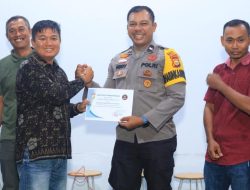 Bhabinkamtibmas Polsek Tapung Hilir Terima Penghargaan di Hari Jadi ke-34 Desa Kota Bangunp