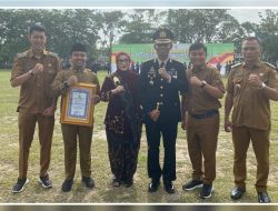 Kapolres Kampar Berikan Penghargaan kepada Kades Kota Bangun di Hari Bhayangkara ke-79