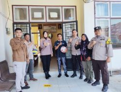 Kapolres Kampar Beri Bantuan Sarana Olahraga ke Desa Ranah Singkuang, Dorong Semangat Generasi Muda!