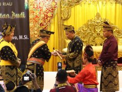 Kapolda dan Gubernur Riau Jadi Saksi di Prosesi Anugerah Adat kepada Kapolri
