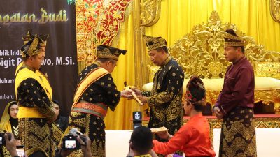 Kapolda dan Gubernur Riau Jadi Saksi di Prosesi Anugerah Adat kepada Kapolri