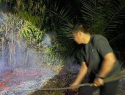 Kebakaran Didesa Lereng, Bupati Kampar Ikut langsung Padamkan Api