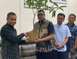 Momen Haru di Ulang Tahun Bupati Kampar: Kapolres Kampar Berbagi Bibit Tanaman!