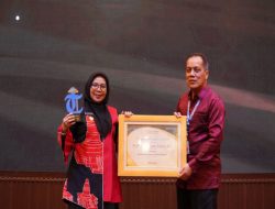 Bupati Kampar, Terima Penghargaan Awards Tribun 2025 Kategori “Kepala Daerah Peduli Ekonomi Kerakyatan”