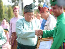 Sukses Bangun Daerah, Bupati Kampar Terima Penghargaan Dari Gubernur Riau