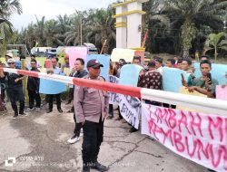 Masyarakat Desa Kasikan Lakukan Aksi Unjuk Rasa, Depan PKS PTPN IV Regional III Tandun