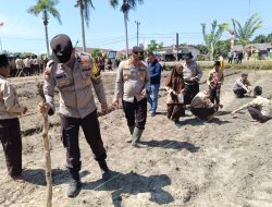 Kapolsek Tapung Hilir Tanam Jagung Bersama Santri Ponpes Al Falah, Dukung Swasembada Pangan 2025