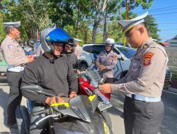 Satlantas Polres Kampar Semarakkan HUT RI ke-80, Bagi 75 Bendera Merah Putih melalui Gerakan Polantas Menyapa
