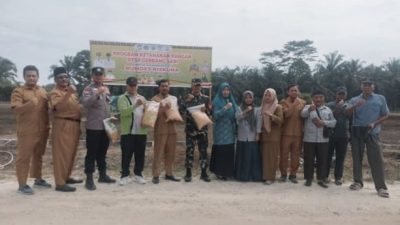 Dukung Ketahanan Pangan Nasional, Polsek Tapung hilir Bersama Upika Tanam Jagung di Desa Gerbang Sari