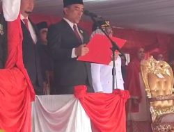 Ketua DPRD Kampar Bacakan Teks Proklamasi dengan Suara Lantang pada Upacara HUT RI ke-80