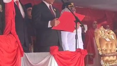 Ketua DPRD Kampar Bacakan Teks Proklamasi dengan Suara Lantang pada Upacara HUT RI ke-80