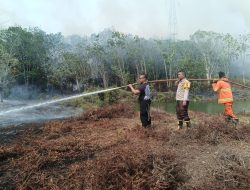Personel Polsek Bangkinang Barat Berjibaku Padamkan Karhutla