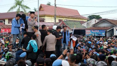 Demo Depan Mapolda Riau Berlangsung Damai, Kapolda Riau Langsung Temui Ojol dan Mahasiswa