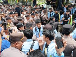 Demo Mahasiswa di DPRD Riau Berlangsung Damai, Mahasiswa dan Polisi Bersalaman