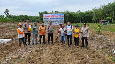 “Polri Hadir untuk Petani Koto Damai!” Kapolsek Kampar Kiri Hilir Turut Tanam Jagung, Berharap Hasil Panen Melimpah
