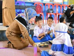 Didampingi Taufiq Wahyudisyah Bunda PAUD Kampar, Tinjau Menu MBG di TK Pembina 01 Bangkinang