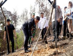 Bupati Kampar Pasang Plang Sosialisasi Cegah Karhutla