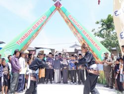 Wabup Kampar Hadiri Tradisi Adat Ma’ Ahak Suwek HUT ke-48 Desa Pulau Birandang