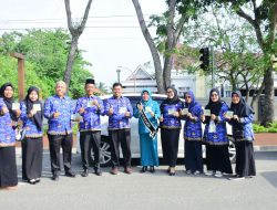 Didampingi Taufiq Bunda PAUD Kampar Sosialisasikan Wajib Belajar 13 Tahun, Bagikan Stiker Edukasi