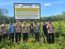 Kapolsek Bangkinang Barat Pasangan Plang Larangan di Lahan Bekas Kebakaran