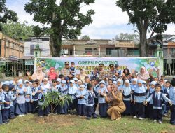 Kapolres Kampar Bagi Bibit, Edukasi Anak TK Pertiwi Cinta Lingkungan Wujudkan ‘Green Policing’