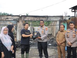 Kapolres Kampar Gandeng PJU, Ulurkan Tangan ke Korban Kebakaran Pasar Kuok: ‘Kami Berharap Dapat Meringankan Beban!
