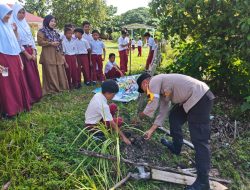 Sejak Dini Ajarkan Cinta Lingkungan, Polisi Sambangi SD Kuntu Darussalam, Gelar Sosialisasi Green Policing dan Tanam Pohon!