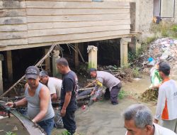 Musim Hujan Tiba, Bhabinkamtibmas Kasikan Ajak Warga Gotong Royong Bersihkan Parit, Cegah Banjir, Jaga Lingkungan!