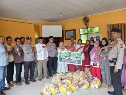 Polisi Humanis, Kapolsek Kampar Pimpin Baksos Jumat Barokah di Padang Mutung, Berbagi Sembako, Eratkan Silaturahmi, Pesan Kamtibmas Menyentuh!