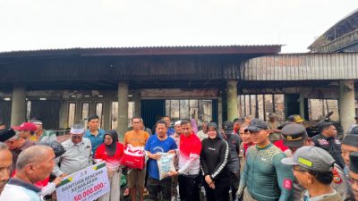 Bupati dan Wabup Kampar Tinjau Lokasi Kebakaran di Kuok, Serahkan Bantuan