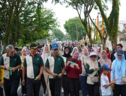 Bupati dan Wabup Kampar Ikuti Jalan Sehat Serta Apresiasi Gebyar HKN