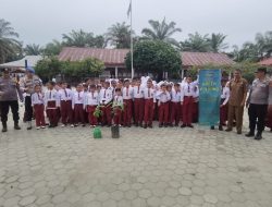 Kapolsek Tapung Hulu ‘Tanamkan’ Cinta Lingkungan Sejak Dini, Green Policing Sentuh SD N 007, Siswa Antusias Tanam Pohon!